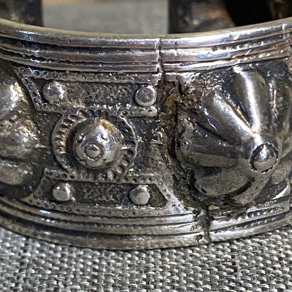 Antique Repousee Silver Bracelet (61.6 grams) - Picture 7 of 14